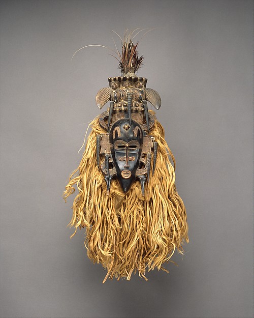 Masque-heaume kponyugu, atelier ou maître inconnu de la région de Korhogo, centre du pays sénoufo, Côte d’Ivoire, vers 1930. Bois, fibres et pigments. H. : 32,5 cm. © Rietberg Museum, Zurich, don de Rahn & Bodmer. Inv. RAF 321. Ex-coll. Emil Storrer, acquis en 1953.