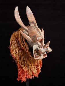 Masque-heaume kponyugu, atelier ou maître inconnu de la région de Korhogo, centre du pays sénoufo, Côte d’Ivoire, vers 1930. Bois, fibres et pigments. H. : 32,5 cm. © Rietberg Museum, Zurich, don de Rahn & Bodmer. Inv. RAF 321. Ex-coll. Emil Storrer, acquis en 1953.