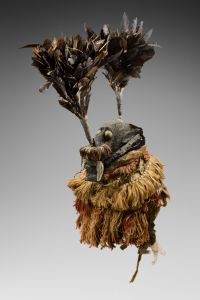 Masque heaume, Sénoufo, Côte d’Ivoire. Bois, clous, laiton, fibres végétales et plumes. H. : 180 cm (avec costume). © Musée royal de l’Afrique centrale, Tervuren, achat, 1965. Inv. EO.1965.23.1-1. Photo Studio Asselberghs-Dehaen.