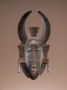 Masque, Sénoufo, Côte d’Ivoire. Bois et clous de tapissier. H. : 36 cm. © National Museum of African Art, Smithsonian Institution, Washington, DC. Gift of Walt Disney World Co., a subsidiary of The Walt Disney Company. Inv. 2005-6-50. Photo Franko Khoury.