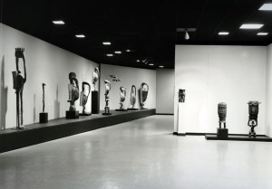 Senufo Sculpture from West Africa, vue de la salle dédiée aux figures d’oiseau setyen, exposition organisée par le Museum of Primitive Art, New York, 20 février-5 mai 1963. © The Art Institute of Chicago.