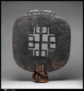 Parure de tête, Sénoufo, Côte d’Ivoire. Bois, fibres, jonc et tissu de coton. H. : 99,1 cm. © The Metropolitan Museum of Art, New York, don de M. et Mme J. Gordon Douglas III, 1984. Inv. 1984.514.3). 