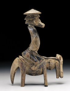 Statuette équestre syonfolo, « Maître des mains en spatule », centre du pays sénoufo, Côte d’Ivoire, vers 1920. Bois. H. 32,1 cm. © Dallas Museum of Art ; don de la McDermott Foundation, à la mémoire d’Eugene McDermott. Inv. 1974. SC.14. Ex-coll. Gustave et Franyo Schindler.
