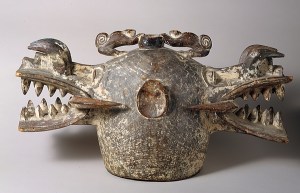 Masque casque janus wanyugo, Ladiokaha, Région des Savanes, Côte d’Ivoire. Bois et pigment. Dim. : 34,3 x 25,7 x 64,7 cm. © The Michael C. Rockefeller Memorial Collection, Gift of Nelson A. Rockefeller, 1964. Inv. 1978.412.311.