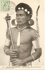 « 41- Nouvelles-Hébrides - Type Canaque des îles Salomon. L. B. F. Simi-Bromure A. Bréger frères, 9, rue Thénard, Paris ». Cachet postal du 7 juin 1911. 8 ,9 x 13,9 cm. Mélange des genres, cet indigène des Salomon, avec ses parures de perles, tient dans sa main droite une hache du Vanuatu !