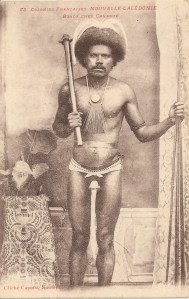 « 73. Colonies Françaises. Nouvelle-Calédonie. Bondé [tribu se situant dans la commune de Ouégoa] chef Canaque. Cliché Caporn, Nouméa. ». 13,9 x 8,9 cm.