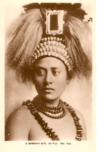 « A Samoan Girl in Fiji. N0. 159. Guaranted Real Photo and British Manufacture ». 14 x 8,8 cm. L’auteur de cette photographie est probablement F. W Caine qui possédait un studio à Suva, aux Fidji, comme semble l’attester ce même cliché présent sur une autre carte postale avec la mention : « A Samoan Tupau, or Tribal Virgin. Courtesy of Caine ».
