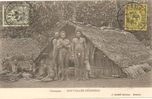 « Canaques. - Nouvelles-Hébrides. J. Raché Éditeur. Nouméa. » Cachet postal daté 1908. 8,9 x 13,9 cm. Case familiale. Si le terme kanak ou canaque revêt aujourd’hui une forte image identitaire pour les Néo-Calédoniens, son emploi était étendu, au début du XXe siècle, à l’initiative des navigateurs et des marchands européens, à l’ensemble du Pacifique pour désigner les populations mélanésiennes.