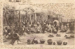 « Archipel Fidji. – Femmes indigènes fabriquant des marmites et des gargoulettes. La cuisson de ces vases s’opère par la combustion de la case de bambous dans laquelle on les a empilés. » Phototypie A. Bergeret & Cie. – Nancy. Datée du 25 juin 1902. 9,1 x 13,9 cm. L’art de la poterie aux Fidji remonte au peuplement lapita qui apporta cette tradition il y a environ 3.500 ans. Au premier plan on distingue des pots à eau saqa ni wai, saqa et saqamoli en terre cuite. Ces divers récipients étaient vernissés à l’aide d’une résine de pin makadre afin d’assurer leur étanchéité.
