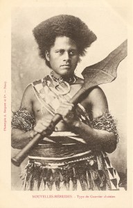 « Nouvelles-Hébrides [Fidji]. – Type de guerrier chrétien ». Phototypie A. Bergeret et Cie. – Nancy. 14 x 9 cm. Ce guerrier des Fidji — et non pas des Nouvelles-Hébrides — est richement revêtu d’une jupe en tapa et de divers ornements, en particulier des brassards composés de tresses de crin de cheval dans lesquelles sont incorporées de petites perles et, autour du cou, un collier batinivwaka en dent de cochon. Il tient des deux mains un rare casse-tête culacula de prêtre ou de chef destiné à se protéger des flèches.