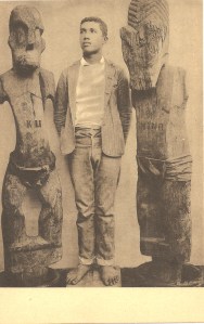 « Idoles Canaques [Hawaii]. Kanaksche afgoden. Missions des Pères des Sacrés-Cœurs. Missiën der Paters der Heilige Harten. Ern. Thill, Bruxelles. » Cliché signé : « G. Bert… ». 13,1 x 8,6 cm. Le rôle du jeune homme est probablement de servir d’échelle à ces deux sculptures de temple conservées au Bernice P. Bishop Museum, Honolulu, Hawaii (C8486 et C8485. H. : 203,20 et 204,47 cm). Fondée en 1898 par Édouard Nels, ce dernier, pour des raisons de santé confie à son beau-frère Ernest Thill, sa société d’édition de cartes postale qui existe toujours à Bruxelles !