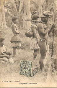 « 69. – Indigène de Naudaï [Nandaï], Adio, en 1858 - Naudaï Native Adio in the year 1858. W. Henry Caporn, éditeur. ». 9 x 14 cm. La ceinture qu’il porte sous les aisselles (voir également la carte postale numérotée 37, du même éditeur) rappelle peut-être l’ancienne forme de l’étui pénien vertical qui était composé d’une ceinture haute en fibres végétales qui passait au-dessus des seins, sous les aisselles et qui retenait l’étui proprement dit, enveloppant le pénis dressé verticalement, le long du ventre, l’étui se prolongeant sur la poitrine.