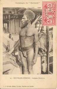 « Campagne du “Kersaint”. 25.- Nouvelles-Hébrides. - Indigène d’Ambrym. Photo par Adrien Richard. G. de Béchade, éditeur, Nouméa. – Reproduction interdite ». 14,2 x 9,1 cm. Cette carte postale témoigne de l’odyssée de l’aviso Kersaint en Nouvelle-Calédonie, aux îles Fidji, à Wallis et aux Nouvelles-Hébrides, où, à partir de 1907, l’équipage réalisa notamment des opérations de maintien de l’ordre.