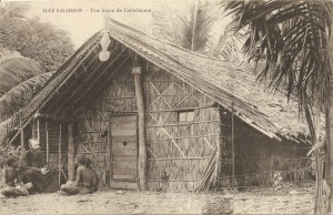 « Îles Salomon — Une leçon de Catéchisme ». 9 x 14 cm. Cette même prise de vue est publiée sur une autre carte postale avec comme légende : « Missionary Sisters of the Third Order Regular of Mary. For the Marist Missions in the South Sea Islands. 5, chemin du Signal, Sainte-Foy-Lès-Lyon – France. Blessed Chanel’s Convent. 13 Ixabolis Street Boston. Mass. U.S.A ».