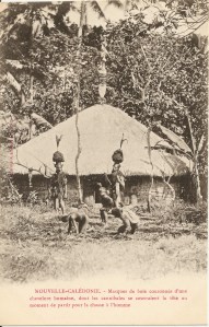 « Nouvelle-Calédonie. – Masques de bois couronnés d’une chevelure humaine, dont les cannibales se couvraient la tête au moment de partir pour la chasse à l’homme. Phototypie A. Bergeret & Cie, Nancy. ». 9 x 14,1 cm. Cette carte postale met en scène une fantaisiste chasse à l’homme. Devant une case surmontée d’une flèche faîtière dont on aperçoit les chambranles gardant l’entrée, se trouvent en réalité deux porteurs de costumes de deuilleurs.
