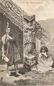 « No. 3845 Aparo [Aporo] and Ngareta. Issued by Muir & Moodie, Dunedin N. Z. from their Copyright Series of Views. ». Cachet postal daté 1909. 8,9 x 13,9 cm. Cette photographie a été prise par Alfred Burton en 1885 ou 1886 à Te Wairoa (près de Rotorua, sur la côte Sud du lac éponyme, dans la région de Bay of Plenty, dans l’île du Nord), un village établi par les missionnaires en 1848 comme village modèle, détruit par l’éruption du mont Tarawera, en 1886. L’homme tient dans sa main droite un casse-tête kotiate paraoa en os de baleine.