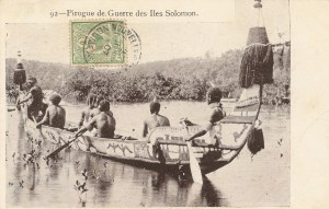 « 92—Pirogue de Guerre des Îles Solomon. » 8,8 x 13,9 cm. Cette photo figure également sur une carte postale titrée « Une pirogue des îles Salomon », publiée par “W. H. C. Éditeur, Nouméa”. À noter le riche décor peint recouvrant cette pirogue représentant des oiseaux frégates.
