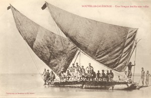 « Nouvelle-Calédonie. – Une pirogue double sous voiles. Phototypie A. Bergeret & Cie, Nancy. ». 9 x 14 cm. Les pirogues sont présentes dans toutes les régions d’Océanie. Qu’il s’agisse de bateaux bordés ou creusés dans un tronc d’arbre, ces embarcations maritimes, fluviales ou lacustres présentent une extrême diversité de structure, de forme, de dimensions, de mode de propulsion et de fonctionnement et jouaient un rôle essentiel, touchant tous les aspects de la vie sociale et économique : moyen de transport, véhicule d’expéditions guerrières, vecteur d’échanges de biens, outil de pêche. Ici, il s’agit d’une pirogue double pontée comportant une plate-forme servant de passerelle pouvant supporter un abri où l’on pouvait faire du feu.