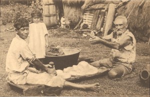 « Préparation du poï – aliment national des Canaques. Poï-maken ! – nationaal voedsel der Kanakken. Missions des Pères des Sacrés-Cœurs - Missiën der Paters der Heilige Harten. Ern. Thill, Bruxelles. ». 8,2 x 13,6 cm. Deux hommes préparent la pulpe des fruits de l’arbre à pain ou des tubercules de taro à l’aide de pilons en pierre ke’a tuki sur une planche hoaka. Préparation qui étaient entourée de tapu. Une main non tatouée ne pouvait préparer le poi poi ou manger dans le même bol que les autres.