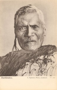 « Ruetiwatea [ou Rueti Watea]. C. Spencer, Photo, Auckland. No. 102. ». 13,7 x 8,7 cm. Cette photographie a été prise par Charles Spencer en 1912. Ce chef non identifié de l’iwi Te Ati Hau a Paparangi, région de la rivière Wanganui, porte une cape korowai et un pendentif d’oreille en jade à l’oreille droite. Probablement originaire de la région de la rivière Wanganui, au sud-ouest de l’île du Nord, les moko (tatouages) de son front et de son nez sont inhabituels.
