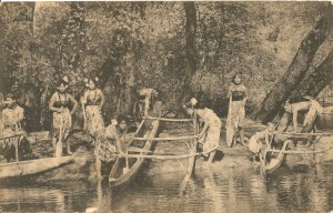 « Gebrüder Marquardt’s völkerschaftliche Schaustellung “Die Samoaner” [Expositions des peuples ethnographiques des frères Marquardt : “Les Samoans”]. Dorfansicht. In der Mitte Fürst Tamasese [Un village. Au centre, le prince Tamasese]. W. H. D. 13 ». 9,2 x 14,4 cm. Cachet postal daté du 17 octobre 1912.