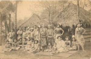 « Gebrüder Marquardt’s völkerschaftliche Schaustellung “Die Samoaner” [Expositions des peuples ethnographiques des frères Marquardt : “Les Samoans”]. Dorfansicht. In der Mitte Fürst Tamasese [Un village. Au centre, le prince Tamasese]. W. H. D. 9 ». 9,2 x 14,4 cm.