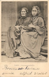 « Tahiti — Femmes indigènes ». Cachet postal du 4 janvier 1908. 14 x 9 cm. Cette carte postale reprend une fameuse photographie de Henry (ou Henri) Lemasson (1870-1956) : « Une grand-mère et sa petite fille à Mataiea, 1897 ». Receveur des postes, Lemasson arrive à Tahiti le 6 juillet 1895 et y reste jusqu’en 1904. Il fait un second séjour à Papeete de 1912 à 1920. Chroniqueur précieux de Tahiti, ses portraits, prises de vue de la ville, des districts et des îles — jusqu’aux Marquises et aux Tuamotu — sont des témoignages précieux.
