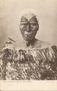 « Tuari Netana, a Typical Maori Chief. Iles [Arthur James], Photo ». 14 x 8,8 cm. Tuari Netana était un chef de la tribu Ngati Maru. Les tatouages semblent avoir étaient teints pour les besoins de la photo, probablement pour mettre en évidence le tatouage original.