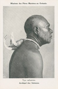 « Missions des Pères Maristes en Océanie. Type mélanésien. Archipel des Salomon. Sous-procure des Missions 6, rue de Bagneux, Paris-VIe. » . 13,9 x 9,1 cm. Le profil de cet homme révèle une impressionnante parure composée de larges dents de cochon.