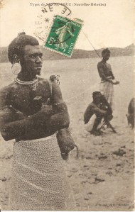 « Types de Santa Cruz (Nouvelles-Hébrides). J. Raché, édit., Nouméa ». 13,9 x 8,9 cm. Santa Cruz est une des îles constituant l’archipel des Salomon alors que les Nouvelles-Hébrides, aujourd’hui Vanuatu, se trouvent au sud des Salomon... L’indigène représenté ici se caractérise par un large ornement d’oreille.
