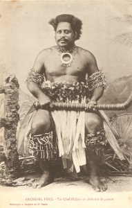 « Archipel Fidji. – Un chef Fidjien en costume de guerre. Phototypie A. Bergeret et Cie Nancy. » 14 x 9 cm. Portant un costume similaire au « Type de guerrier chrétien », ce personnage assis tient un casse-tête kiakavo.