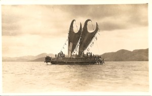 « Un lakatoi. A. & K. Gibson. Port Moresby. Papua. » 13,9 x 8,8 cm. Les Motu sont fameux pour leur expédition commerciale annuelle élaborée hiri (échange) à bord de ces grands canoës à plusieurs coques permettant une meilleure stabilité.