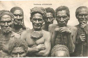 « Vieillards d’Ouroun. Missionnaires du Sacré-Cœur d’Issoudun. Papouasie – Nouvelle-Guinée (Océanie). » 8,8 x 13,8 cm.