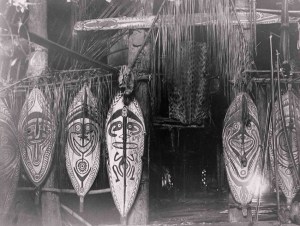 « Interior of (elavo) longhouse, Orokolo village, Elema people, Papuan Gulf, Papua New Guinea ». Photographie par A.B.Lewis mai 1912. © The Field Museum, Chicago.
