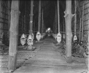 « Interior of Kau ravi at Kaimari village, Gulf Province [détail] ». Photo par Frank Hurley, 1921-1923. © Australian Museum Trust.