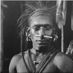 « Man of Urama village. Gulf Province [détail] ». Photo par Frank Hurley, 1921-1923. © Australian Museum Trust.