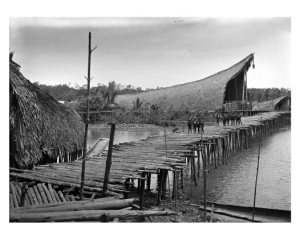 « Kau longhouse at high tide, Kaimare village, Gulf Province, Papua New Guinea. Octobre 1922 ». Photographie par FrankHurley. © Australian Museum Trust, V4854.