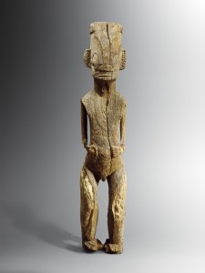 Poteau de soutien figurant un tiki, tiki âkau, kātina, îles Marquises. Première moitié du XIXe siècle. Bois. H. : 145 cm. Ex-coll. André Fourquet. © Coll. privée.