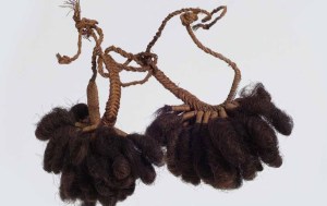 Bracelets en cheveux humains, îles Marquises. Collectés par l’océaniste Pierre-Adolphe Lesson, vers 1840-1844. © Rochefort, musée d’Art et d’Histoire.