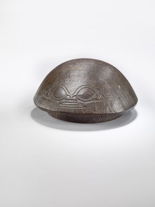 Couvercle de gourde tiha, tifa, tīkomo, îles Marquises, XIXe siècle. Bois sculpté et gravé. Dim. : 11 x 19 x 19 cm. Don Louis Capitan. © Musée du quai Branly, Inv. 71.1888.46.1. Photo : C. Germain.