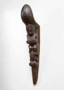 Étrier d’échasse tapuvae, îles Marquises, fin du XVIIIe siècle. Bois. H. : 38,1 cm. © Brooklyn Museum, Gift of Arturo and Paul Peralta-Ramos, Inv. 56.6.106. Photo : Creative Commons-By Image.