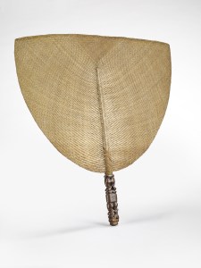 Éventail tãhii, îles Marquises, première moitié du XIXe siècle. Bois et vannerie de fibres végétales. Dim. : 43 x 44,2. Collecté par le capitaine J.-B.-A. Collet, commandant supérieur du groupe nord des îles Marquises, entre 1842 et 1844. © Musée du quai Branly, Inv. 72.84.235.3. Photo : C. Germain.