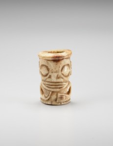 Ornement ivi poo, îles marquises, première moitié du XIXe siècle. Os humain. Dim. : 4 × 2 × 2 cm. Ex-coll. James Hooper. © Musée de Tahiti et des Îles - Te Fare Manaha, Punaauia, Tahiti, Inv. 80.08.03.