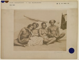 « Famille Royale de Vahitao à bord de l’Astrée », île de la Madeleine (Fatu-Hiva), îles Marquises, Paul Émile Miot, 1869. Tirage sur papier albuminé contrecollé sur carton et monté sous passe-partout. Dim. : 16 x 20,3 cm (montage : 22,5 x 29 cm). © Musée du quai Branly. Inv. PP0166452.