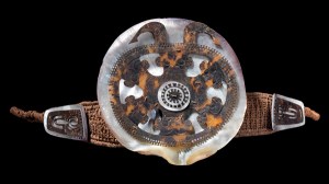 Ornement de tête uhikana, îles Marquises, fin du XIXe siècle. Nacre, écaille de tortue, fibres de bourre de coco tressées. Dim. : 15,2 x 45,7 cm. © The Michael C. Rockefeller Memorial Collection, Purchase, Nelson A. Rockefeller Gift, 1964. Accession Number: 1978.412.832.