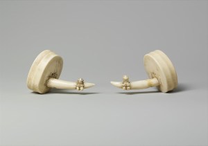 Ornements d’oreilles masculins, haakai, hakakai, îles Marquises, début du XIXe siècle. Ivoire de baleine. Dim. : 5,7 x 4,1 x 7 cm. © The Michael C. Rockefeller Memorial Collection, Bequest of Nelson A. Rockefeller, 1979. Inv. 1979.206.1639 a, b.