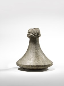 Pilon keã tuki, Nuku Hiva, îles Marquises, XIXe siècle. Roche volcanique taillée et polie. H. : 17,2 cm. Don Louis Rollin, médecin aux îles Marquises en 1923-1928 et 1929-1930. © Musée du quai Branly, Inv. n° : 71.1930.50.50. Photo : C. Germain.