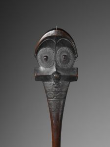 Massue ùu, îles Marquises, début du XIXe siècle. Bois sculpté. H. : 153,6 cm. © Musée du quai Branly. Inv. 71.1930.44.64. Photo : P. Gries, B. Descoings.