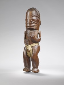 Sculpture anthropomorphe tiki ôkau, îles Marquises, première moitié du XIXe siècle. Bois et tapa. H. : 38 cm. Don prince Roland Bonaparte. © Musée du quai Branly, Inv. 71.1887.31.25. Photo : C. Germain.