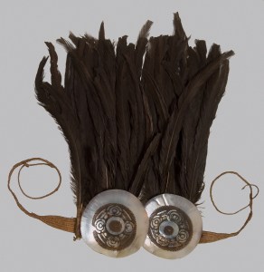 Ornement de tête taavaha, Tahuata Island (St Christina), Vaitahu Bay (Resolution Bay), îles Marquises. H. : 42 cm. Plumes caudales noires de coq et ornements uhikana, nacre, écaille de tortue et fibres de bourre de coco tressées. Collecté par Johann Reinhold Forster et George Forster entre le 8 et le 12 avril 1774. © Pitt Rivers Museum, Oxford. Inv. 1886.1.1340.